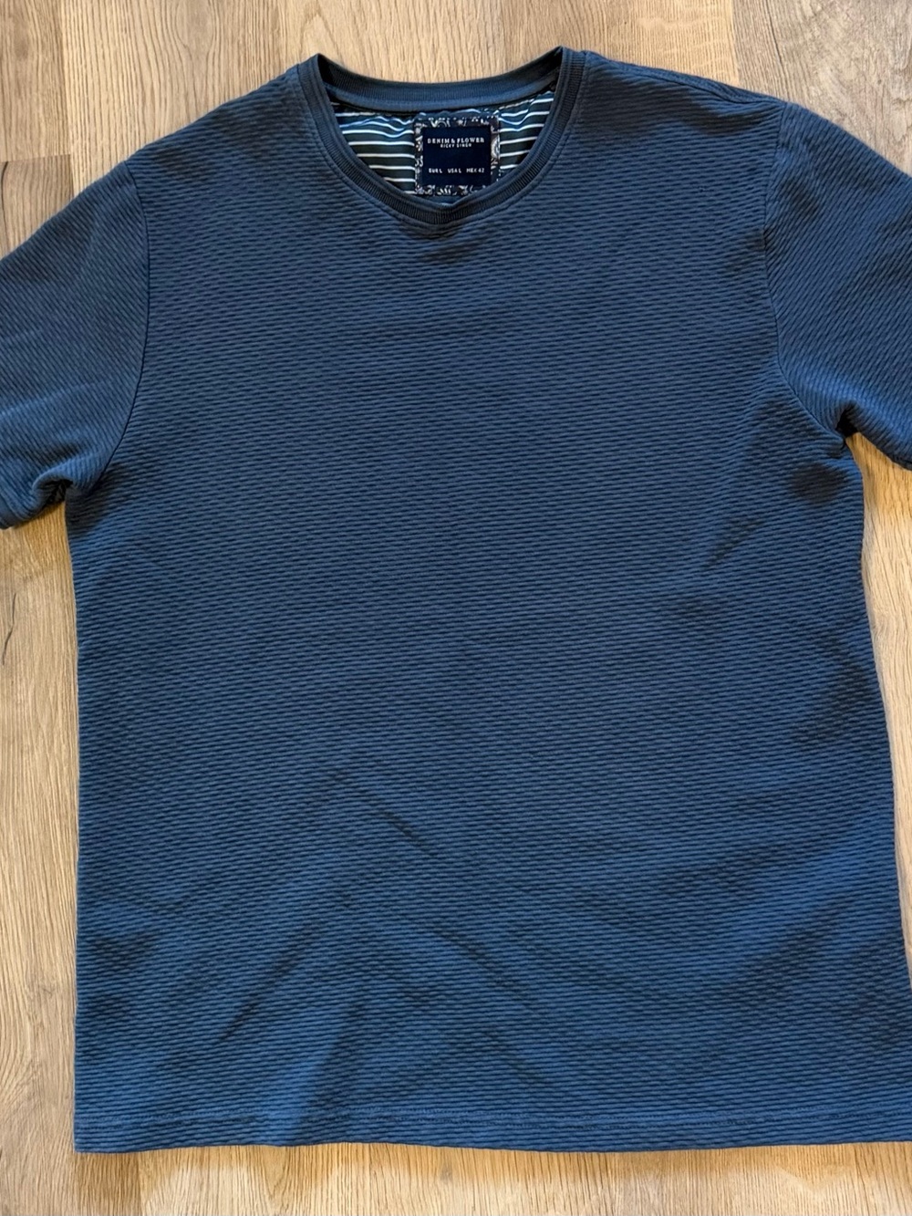 Denim & Flower Ricky Singh Textured Navy V-Neck T-Shirt Men’s Large